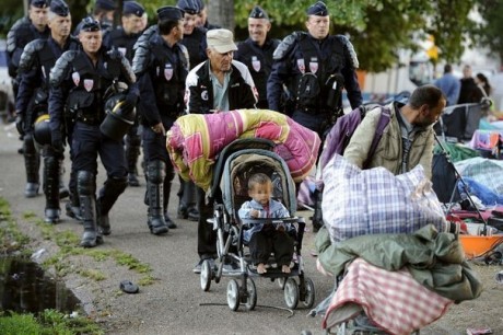 161204_des-familles-roms-quittent-la-porte-d-aix-escortees-par-la-police-le-11-aout-2011-a-marseille