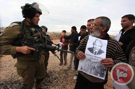 L’armée israélienne a ouvert le feu sur des manifestants palestiniens protestant contre l’occupation et commémorant le décès de Nelson Mandela en faisant des dizaines de blessés