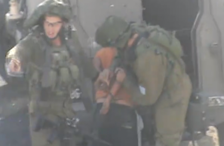 La réalité quotidienne de l’occupation: des soldats israéliens arrêtent un enfant handicapé mental à Hébron, le 19 octobre 2014