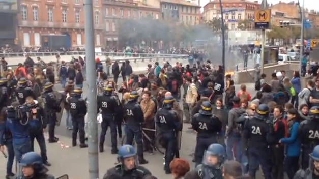 Manifestation Toulouse 8/11/14 – Indignés, les passants se regroupent et manifestent leur solidarité