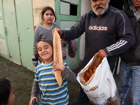 Distribution de vêtements et de baguettes de pain au campement rom Saint-Gall de Strasbourg