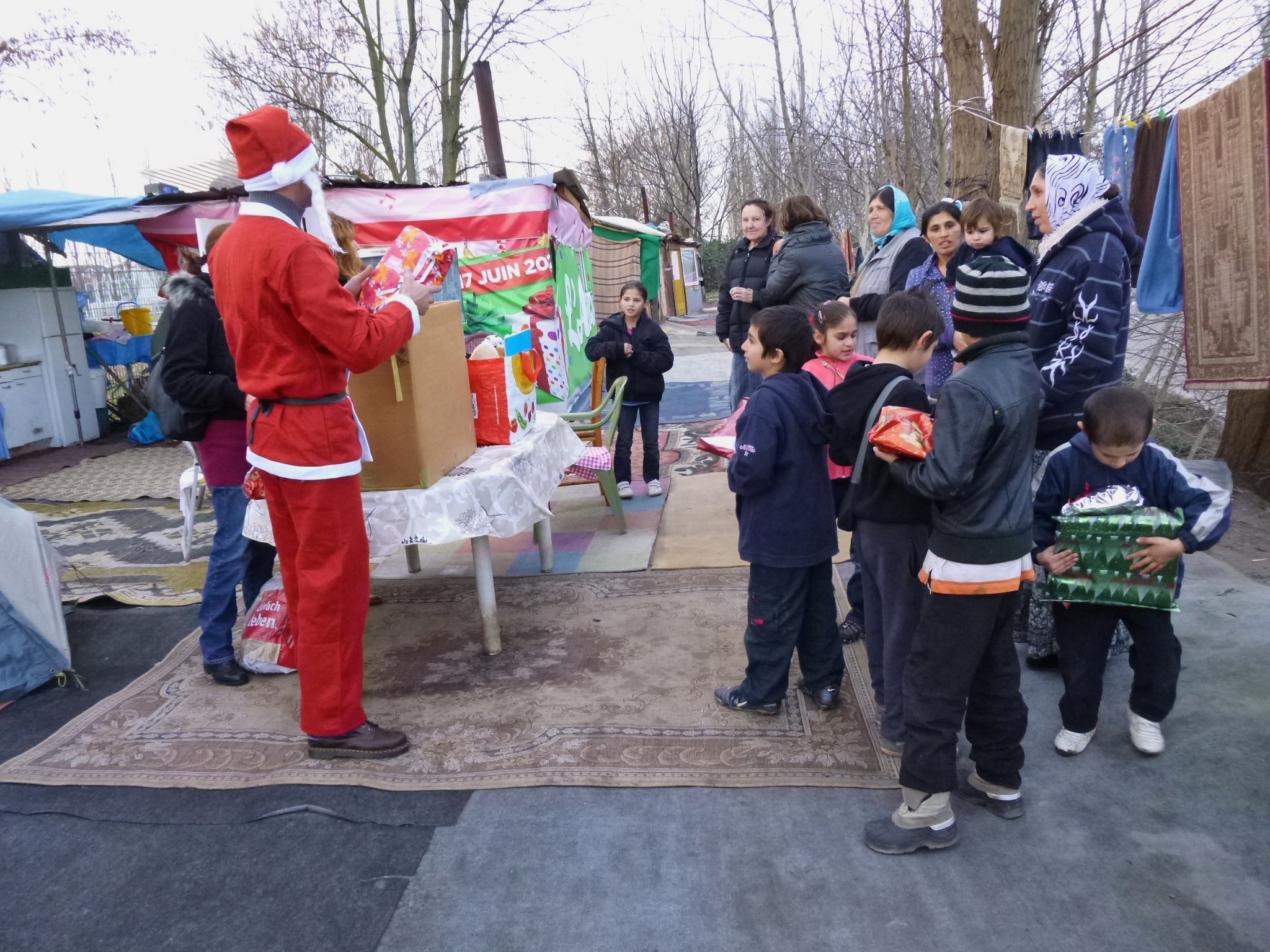 Le père Noël chez les Roms des campements Porte Blanche et Saint-Gall à Strasbourg