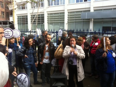 Yasemin Oz au micro collectif solidarité Istanbul