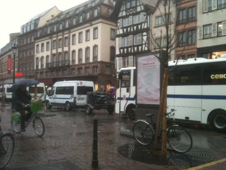 Suite à une rumeur, la police mobilisée en force place Kléber à Strasbourg