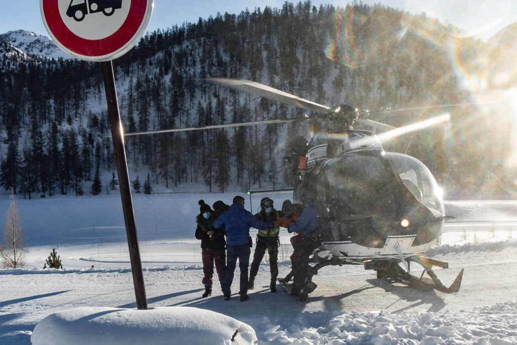 L'hélicoptère du secours en montagne dépose une famille d'exilé·es au poste frontière, Montgenèvre, 16/01/2021 - ©Baptiste Soubra, Collectif la Faille