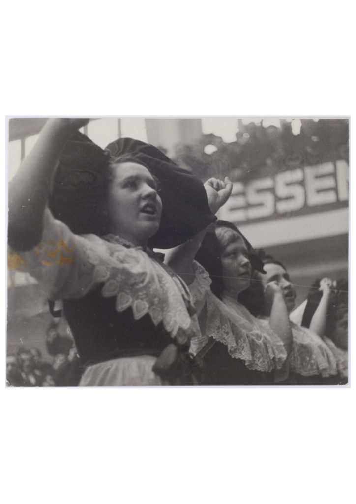 Alsaciennes en coiffe poing levé 1936