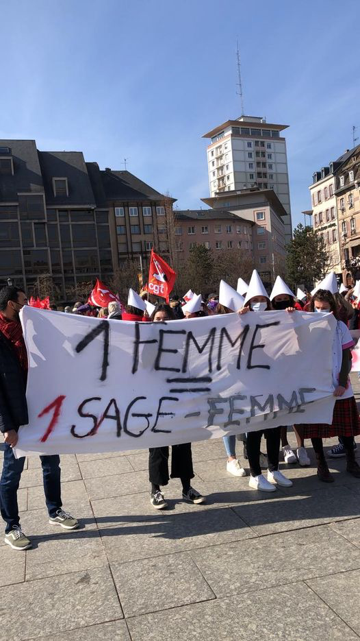 8 mars à Strasbourg, sages-femmes, syndicats, partis manifestent pour la journée internationale de luttes des femmes
